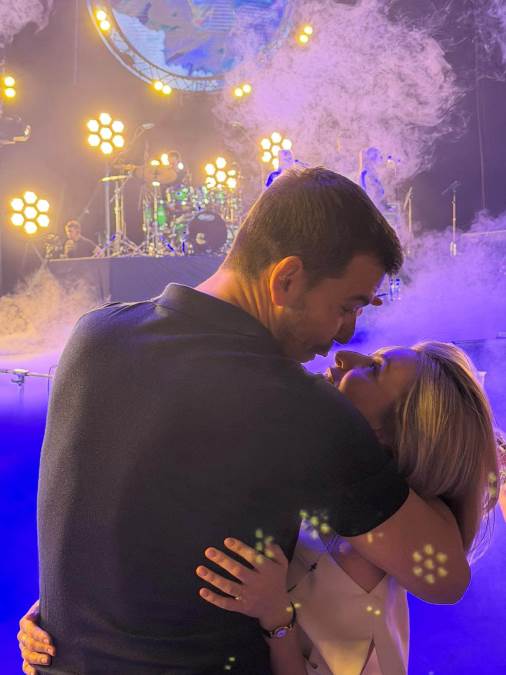 Paparaco snimak Anđelke Žugić s mužem: Stigli na koncert u zadnji čas, on ne prestaje da je grli i ljubi (Video)