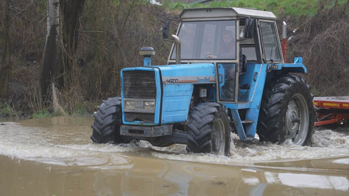 Meštani odsečeni od sveta zbog izlivanja Zapadne Morave: Traktorima prevoze decu u školu