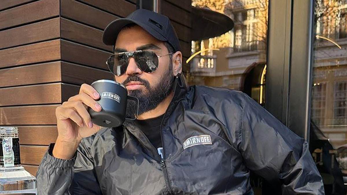 Jedan od najpoznatijih pevača na Balkanu pokazao silikone u grudima: "Teško mi je da spavam na stomaku"