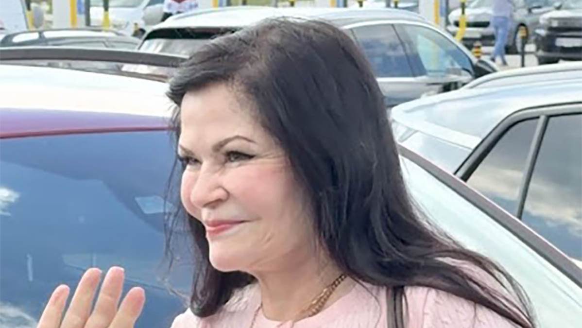 Bivša ljubavnica Miroslava Ilića sva u zlatu stigla u Beograd: Na ruci skupoceni sat, dobila ga na sudu, uživa u luksuzu