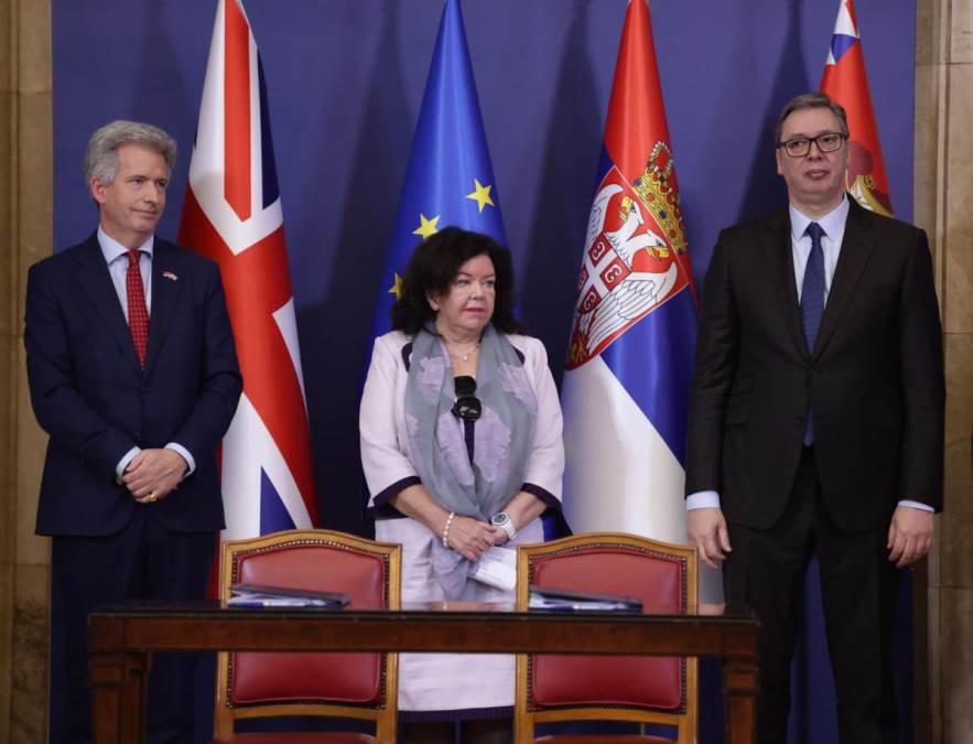 Vučić na potpisivanju ugovora između RFZO i AstraZeneke: "Uspeli smo da obezbedimo najbolje lekove na svetu"