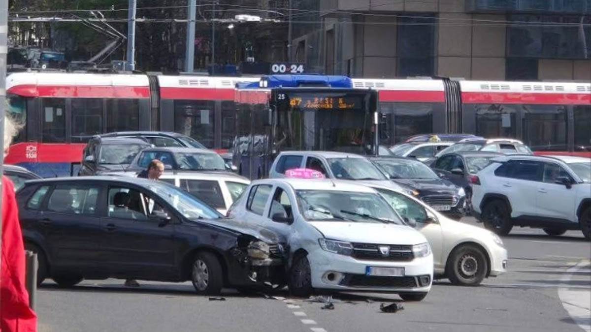 Žestok sudar u centru Beograda: Prva slika sa mesta nesreće na Slaviji (Foto)