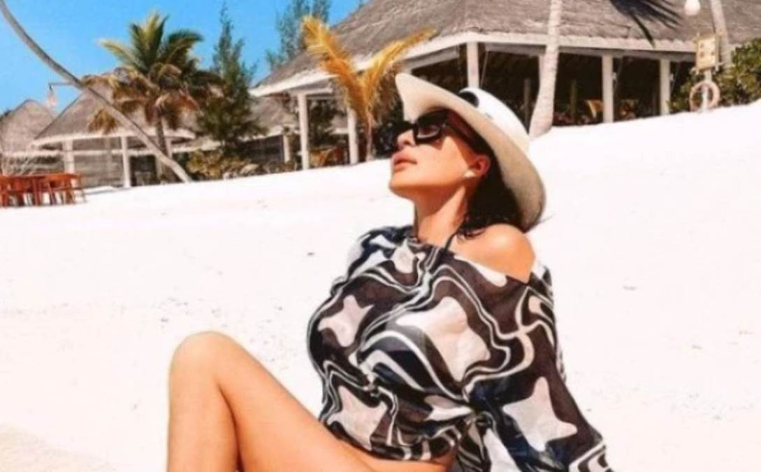 Ceca Ražnatović gori u bikiniju u šestoj deceniji: Grudi u prvom planu, pevačica izgleda nikad bolje