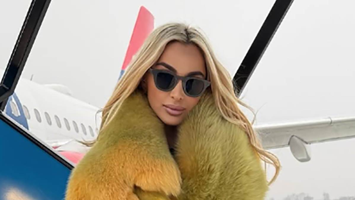 Berovićka u haljini bez brusa, na grudima kristali, a na pupku pirsing: Pevačica u nikad provokativnijem izdanju