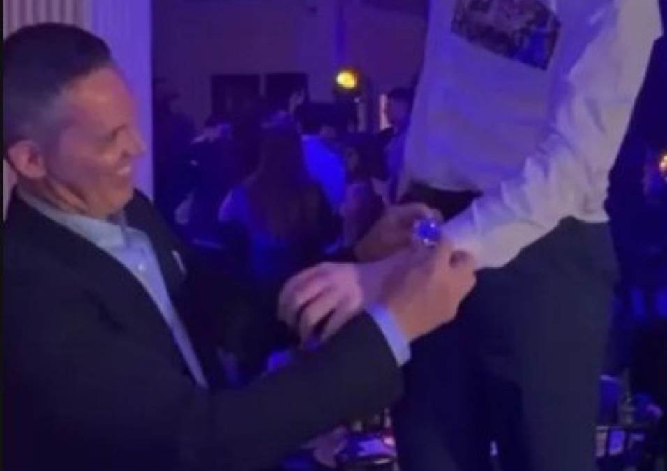 Karići doveli pola estrade, tata fudbaler poklonio "roleks": Isplivali snimci s proslave 18, on se peo na stolicu (Foto)