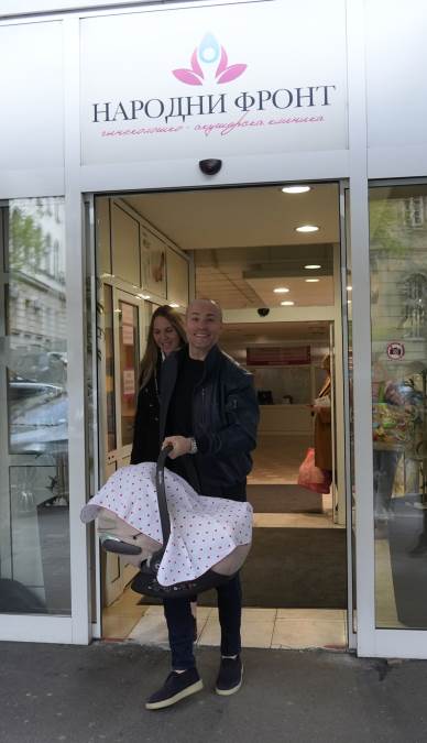 Aca Sofronijević izveo suprugu i ćerku Taru iz porodilišta: Na ulici ga sačekali muzičari, letele pare (Foto)