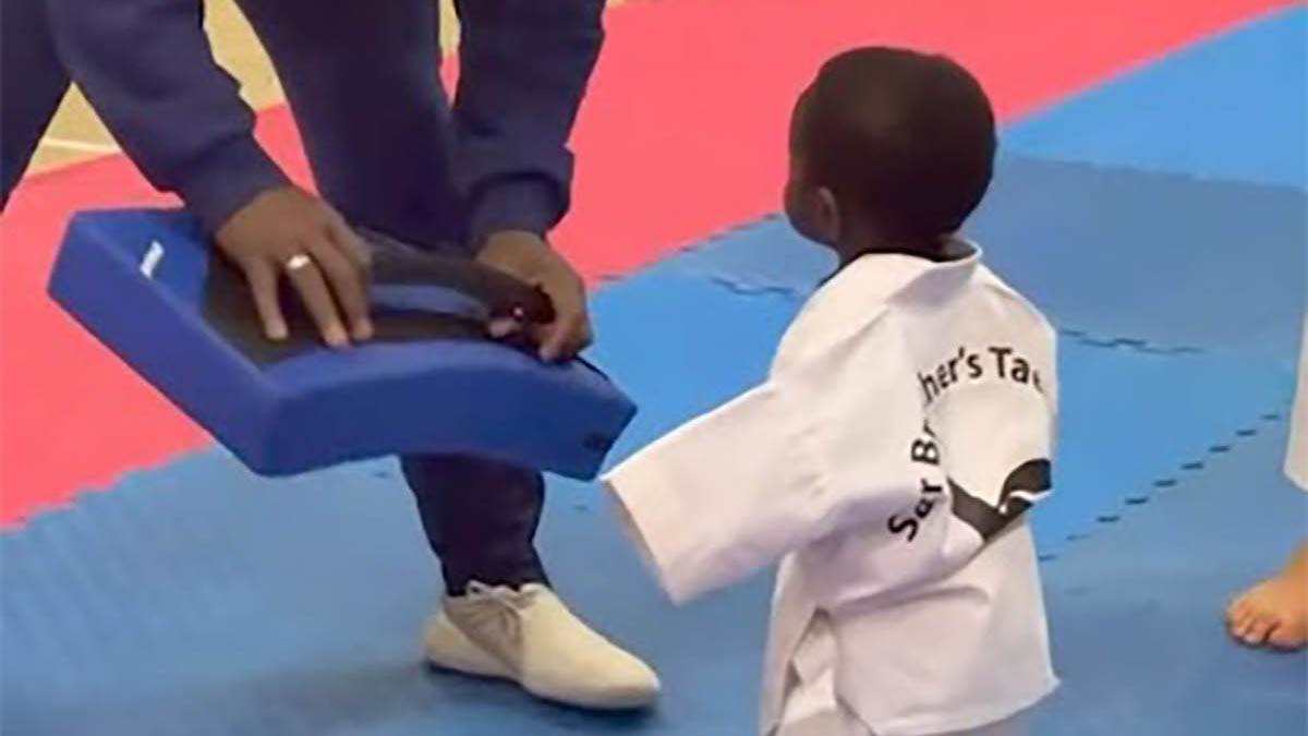 Najmlađi tekvondista (1) raspametio internet: Žustro udara nožicom dok tata drži, a u ruci mu flašica 