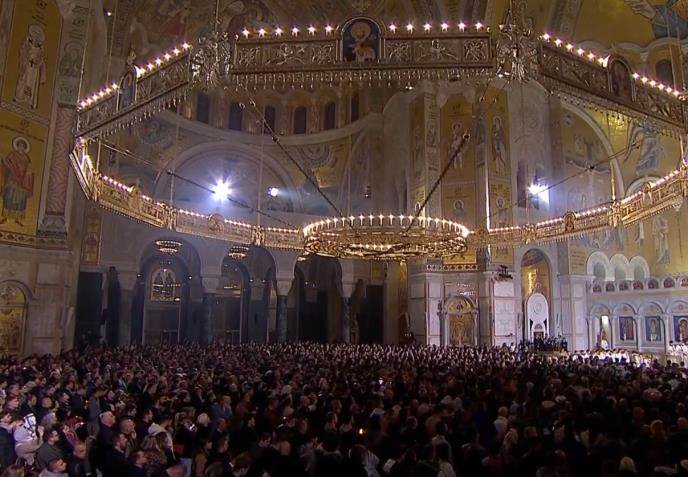 Počela svečana ponoćna liturgija u Hramu Svetog Save: Verici uz molitvu i radost dočekali Vaskrs