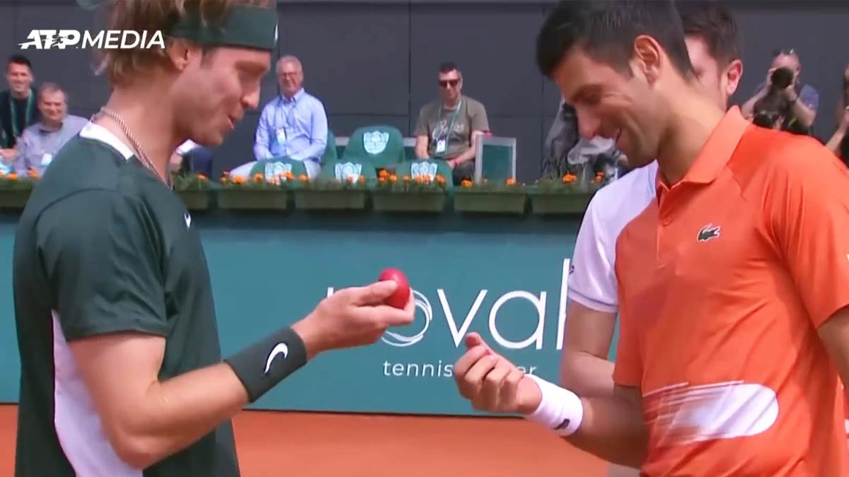 Novak na Uskrs pokazao svetu kako to rade Srbi: Grlio Rusa u Beogradu i izvinjavao se publici