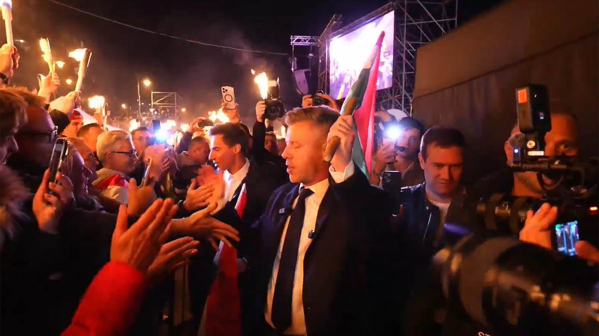 Opšte slavlje u Budimpešti: Peter Mađar sa zastavom ušao u masu, u toku pobednički govor