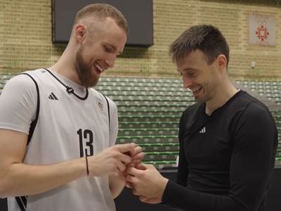 Avramović učio Musu kako Srbi slave Vaskrs: Reprezentativac Srbije svima pokazao simbol pravoslavlja