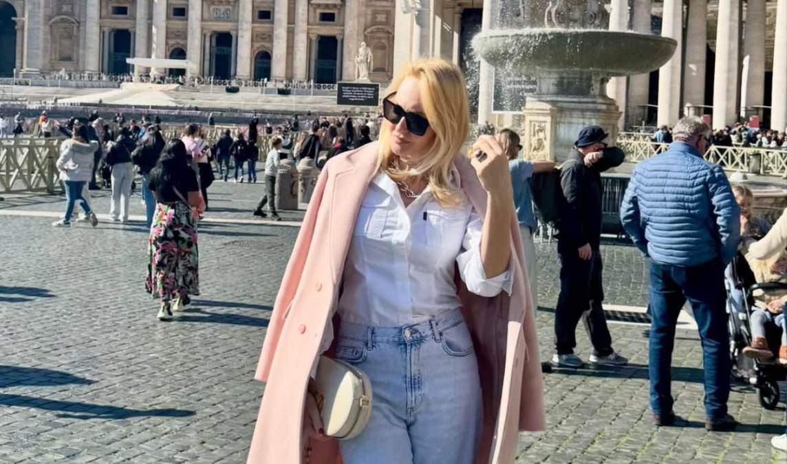 Srpska voditeljka se udala za moćnika, a Uskrs slavi uz kikiriki i čips: Spakovali kofere, pa uživaju uz koktele