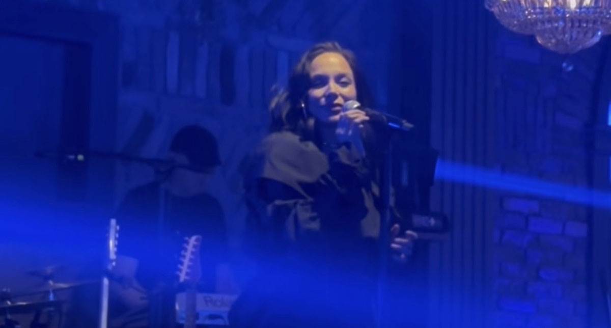 Zavladala panika čim je bačen suzavac: Isplivao jeziv snimak sa nastupa Edite Aradinović (Video)