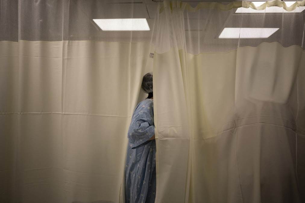 Neverovatne fotografije obilaze svet: Porođaj hrabre Sare usred pretnji bombama (Foto)