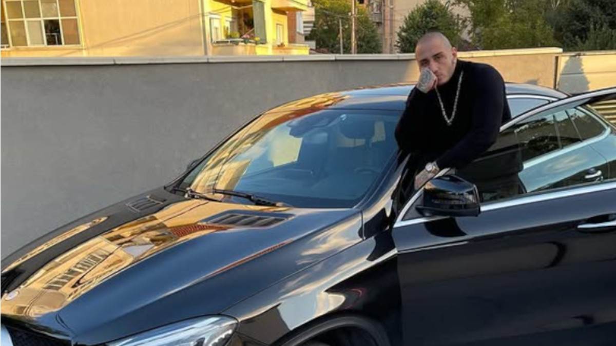 Isplivala šok fotografija pevača iz kupatila: Niko ne može da veruje šta radi iza zatvorenih vrata vile od 740 m2