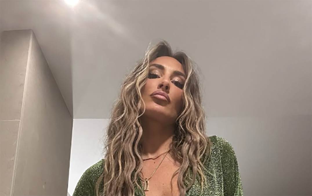 Senidah se fotkala u gola u tuš kabini: Selfi pevačice napravio haos na mrežama, ovakvu je nikada niste videli