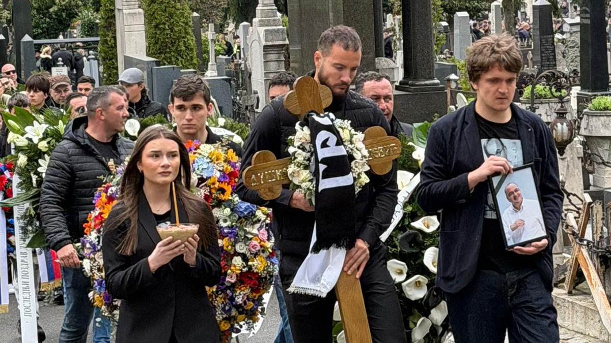 Lovernj nosio krst na sahrani Vujoševića, navijači pevali: Emotivne scene na poslednjem oproštaju od Duška