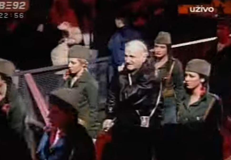 Bata Živojinović 2008. sa šmajserom ušao u kuću Velikog brata: Mnogi su zaboravili ovu scenu (Video)