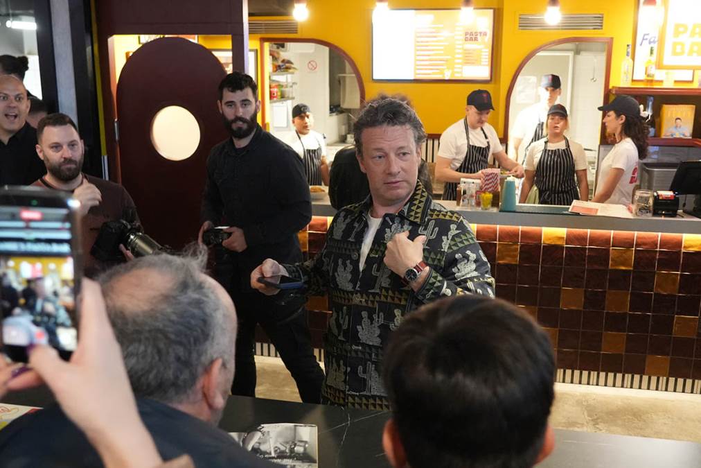 Džejmi Oliver došao u Beograd pa se odmah uputio na pijacu: Ljudi u neverici kad su ga videli, a on isprobava kajmak