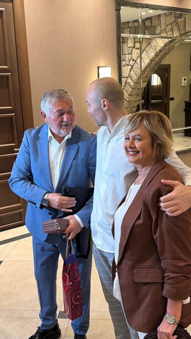 On je prvi došao na slavlje Ace Sofronijevića: Poznati folker pokazao ženu (Foto, Video)