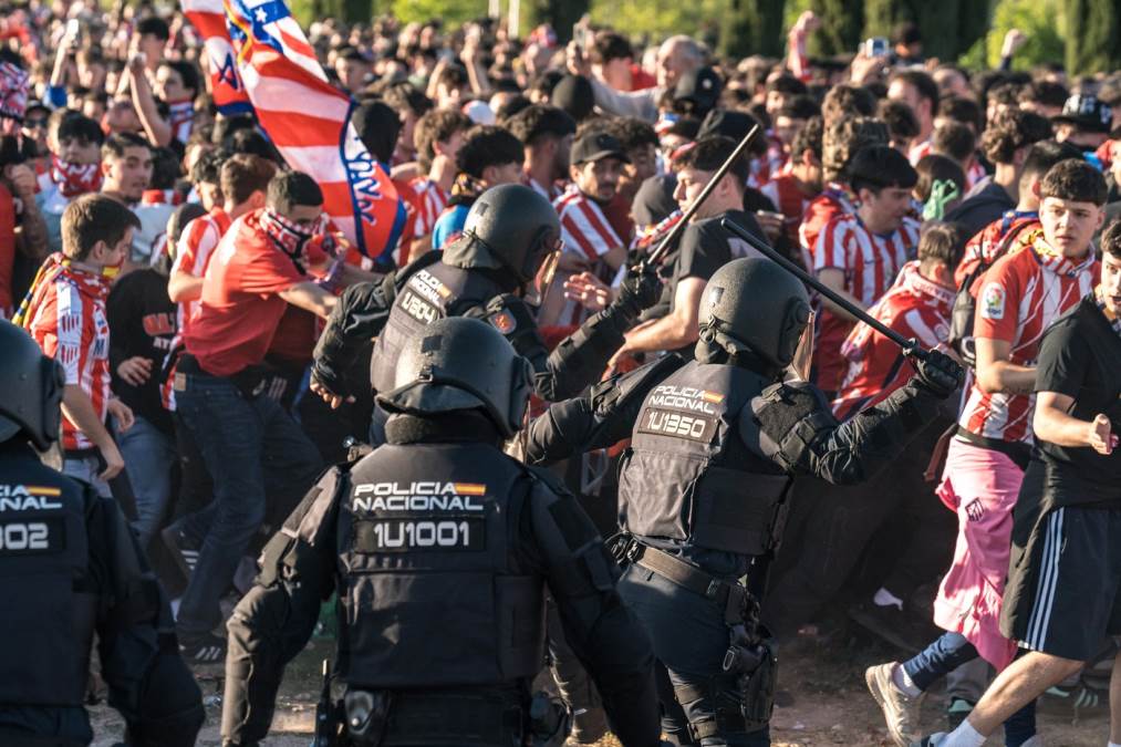 Brutalna tuča policije i navijača u Madridu: Sevali pendreci pred četvrtfinale Lige šampiona