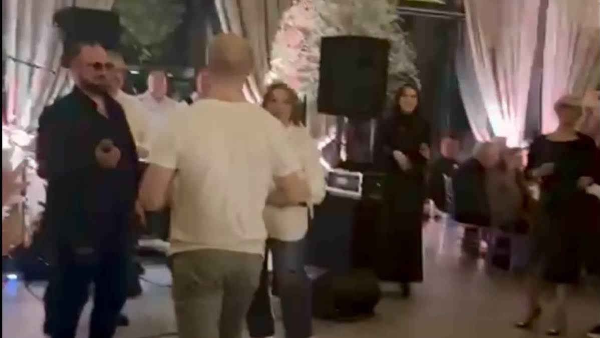 Ana Bekuta zapevala kod Sofre i odmah podigla goste na noge: Lete novčanice, harmonikaš ne štedi za bakšiš (Video)