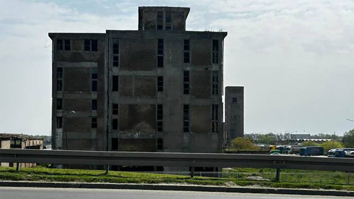 Poznato stanje mladića koji je propao kroz krov Azotare u Novom Sadu: Oglasili se iz UKC Vojvodine nakon hitne operacije