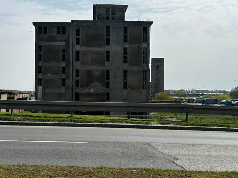 Mladić (18) pijan pao sa visine od 30 metara pravo na cigle u Novom Sadu: Tinejdžer u teškom stanju (Foto)