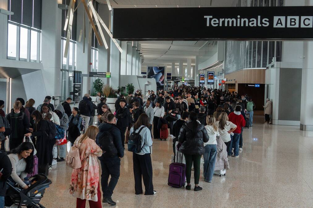 Ljudi padaju u nesvest i povraćaju na aerodromima, avioni poleću bez putnika: Beograđanka prošla pakao zbog EES sistema