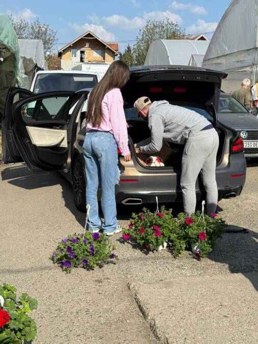 Marko Gačić pipka ljubavnicu u javnosti: Dohvatili se u kolima, ljudi na pijaci ostali u šoku šta rade (Foto)