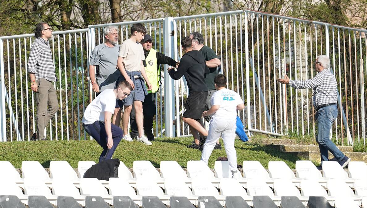 Haos na Banovom brdu: Izbila tuča na tribinama, igrač preskočio ogradu (Foto)