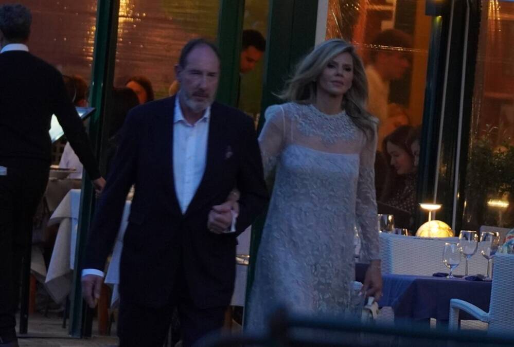 Prve slike Meline Džinović s mužem milionerom: Pomogao joj da izađe s jahte, svi na ulici zurili u mladence (Foto)