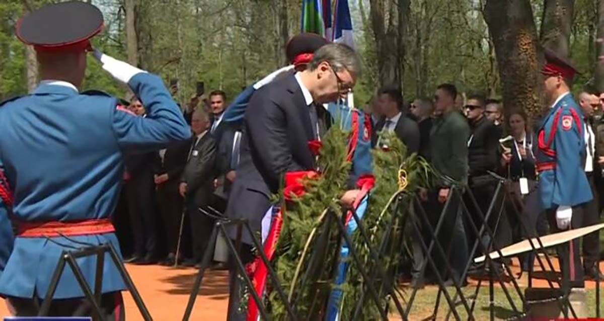 Delegacija Vlade Srbije u Donjoj Gradini: Predsednik položio venac u znak sećanja na žrtve genocida u Jasenovcu