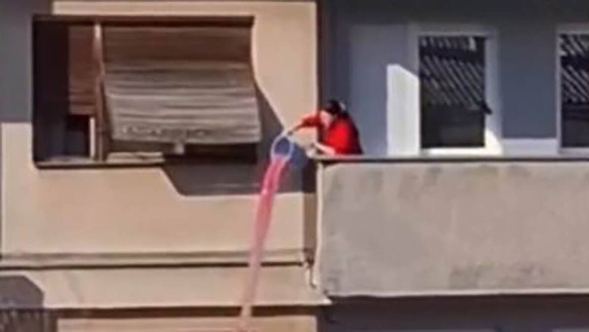 Žena prosula rasol na ulicu u centru Trstenika, preti joj paprena kazna: Bizaran snimak razbesneo mnoge (Video)