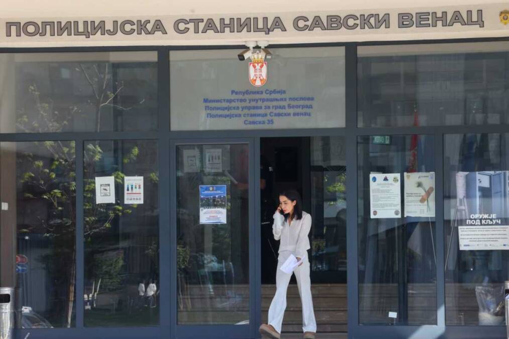 Marija Bulat posle 10 sati puštena iz policije: Pravila haos na Novom Beogradu, uhvaćena dok je napuštala stanicu (Foto)