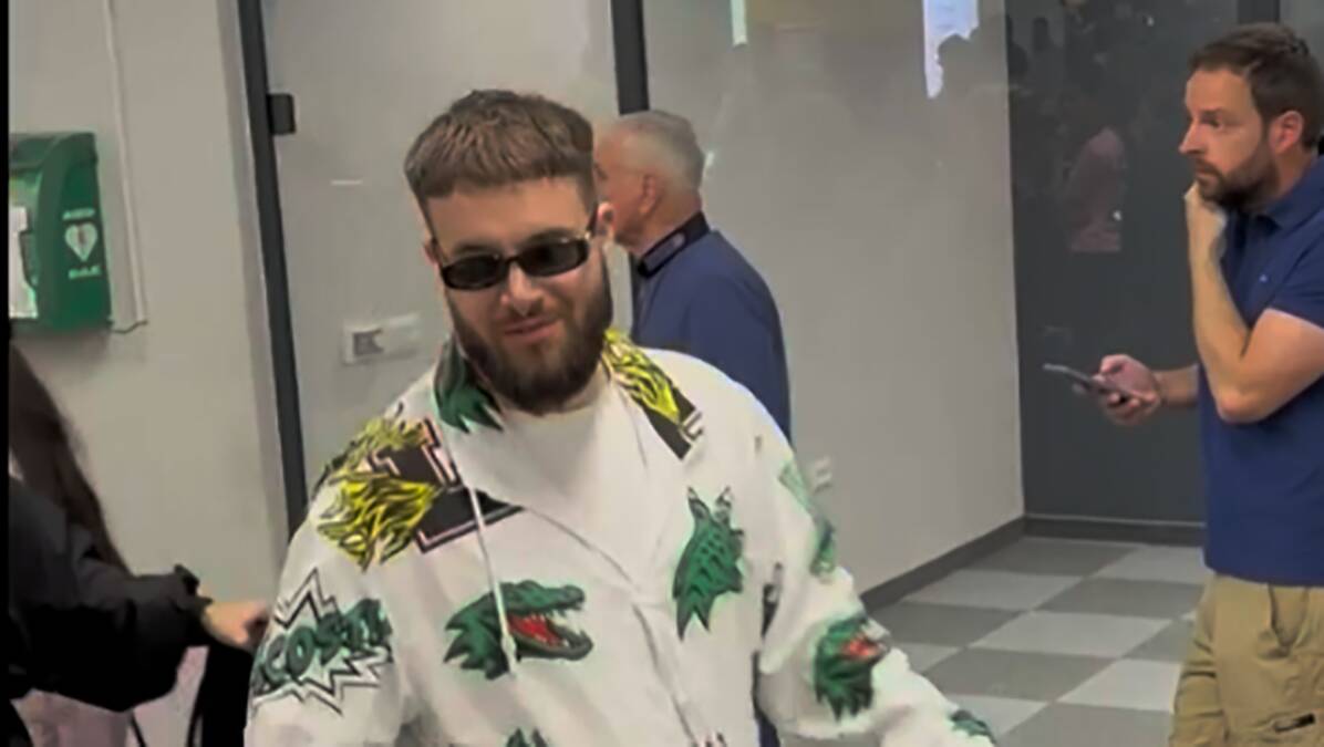 Pojavio se na aerodromu u čarapama i papučama i najavio Sava centar: Pogledajte šok izdanje srpskog repera (Video)