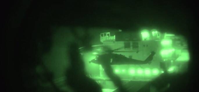 Pogledajte kako američki marinci upadaju na iranski brod: Konopcima se spustili iz helikoptera, objavljen snimak akcije