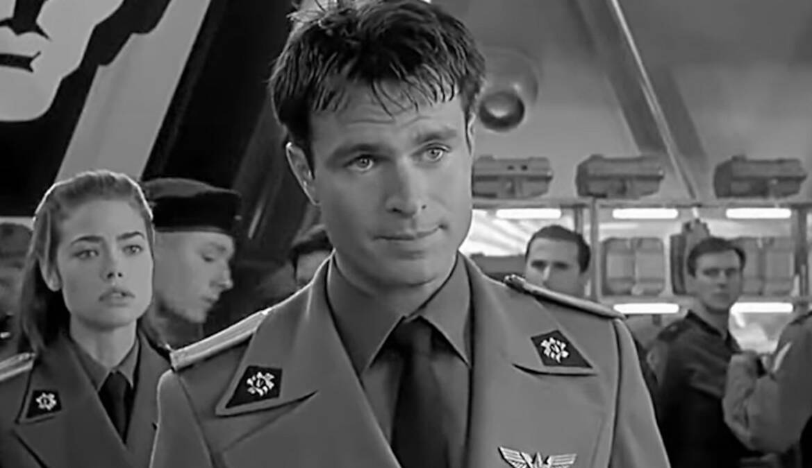 Doživeo srčani udar dok se tuširao: Preminuo slavni glumac (57), devojka ga našla na podu