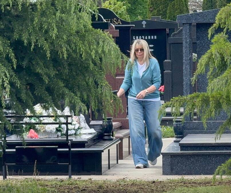 Suzana Jovanović sama na grobu Saše Popovića: Izašla na Pobusani ponedeljak, kadila grobno mesto