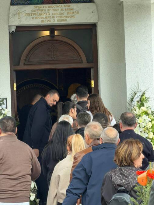 Sahrana Saše Katančića: Supruga se slomila kad je videla sliku u kapeli, sin i ćerka se ne odvajaju od nje (Foto, Video)