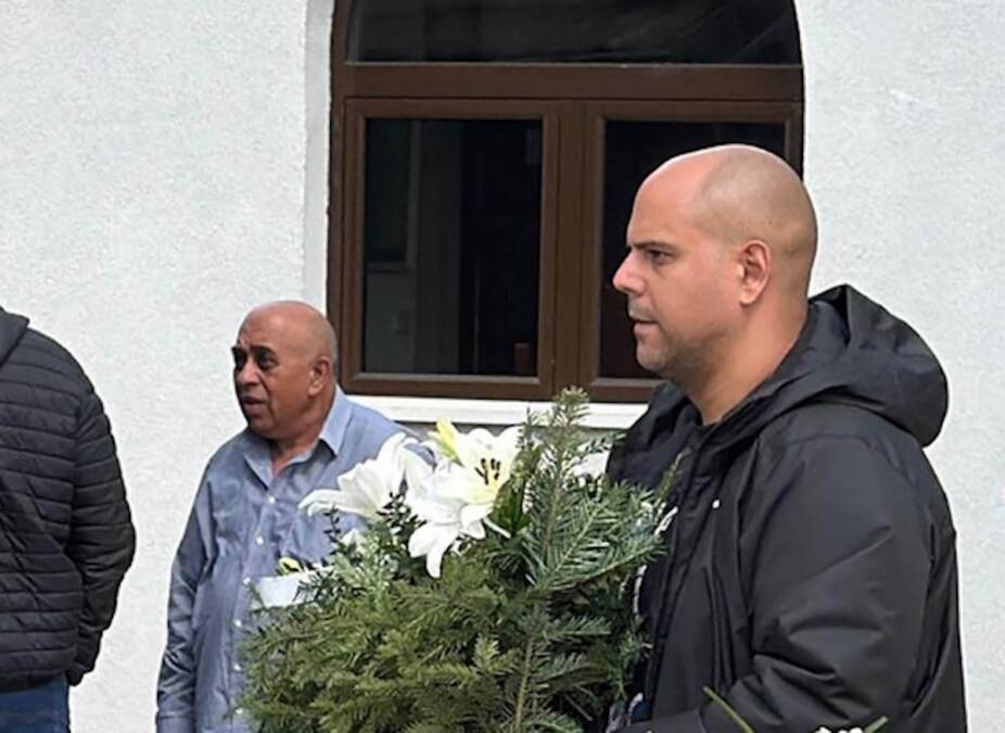 Pevač kojeg nismo dugo videli u javnosti došao na sahranu Saše Katančića: Pognute glave stigao na opelo (Foto, Video)