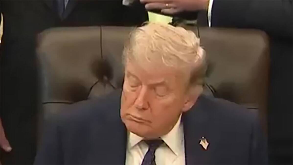 Rugao se Bajdenu, pa mu se desilo isto: Tramp zaspao usred sastanka u Beloj kući