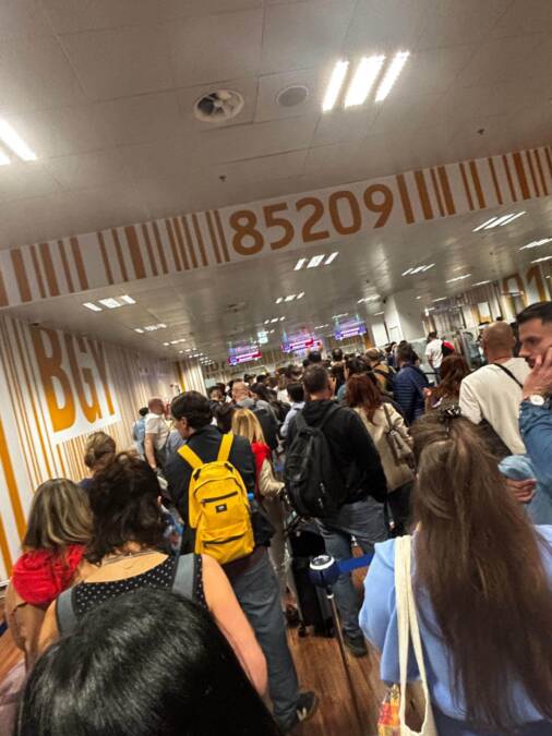 (Video) Srbi 4 sata čekaju da uđu u EU: Neverovatan snimak kolapsa na evropskom aerodromu