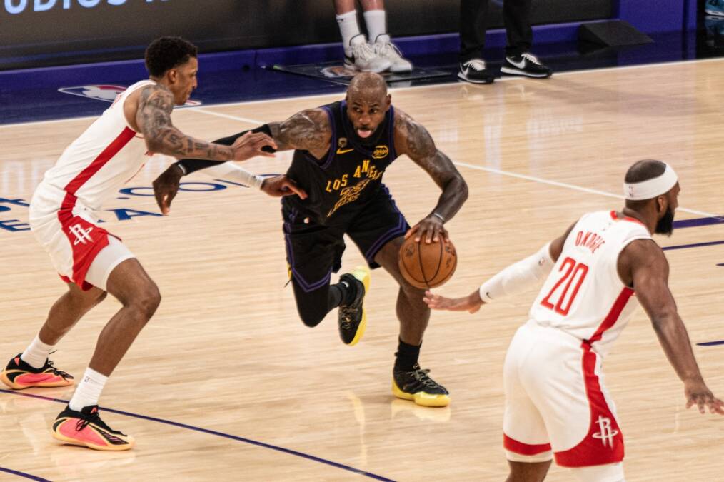 Lebron Džejms može bez Dončića i Rivsa: Naučiće čak i Bronija da pobeđuje u plej-ofu