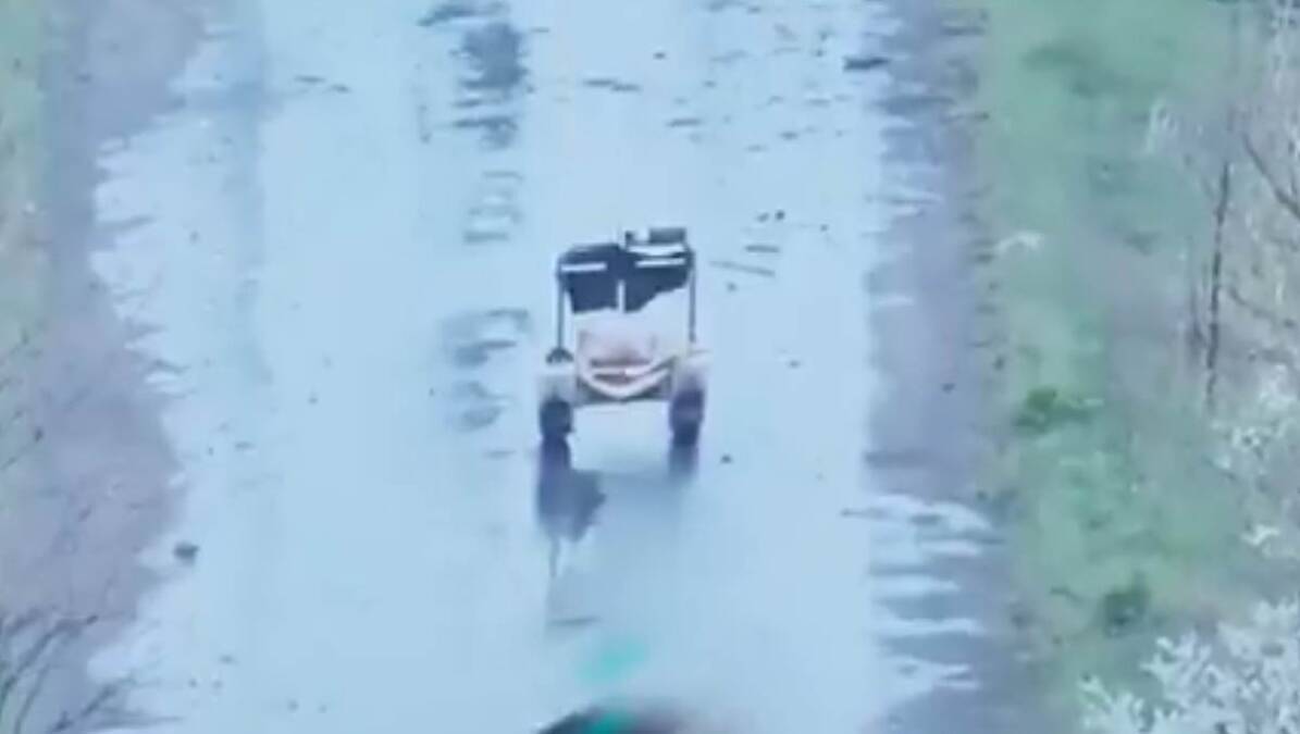 "Bako, upadaj": Neverovatna scena na frontu, robot spasava staricu dok granate padaju oko nje (Video)