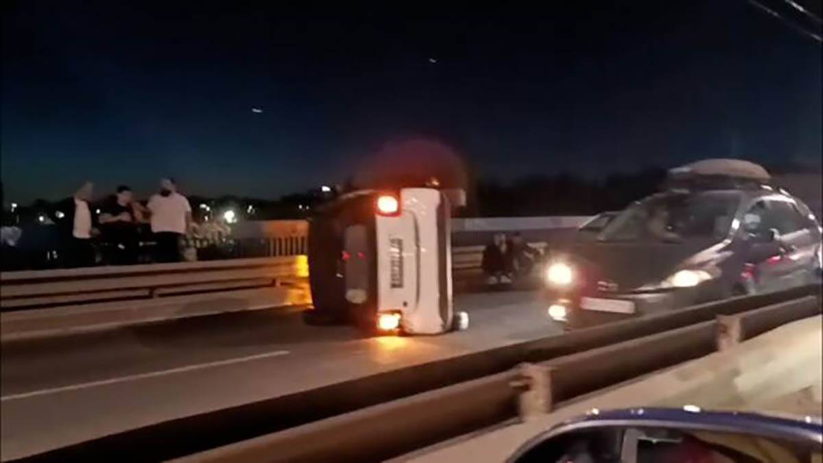 Saobraćajna nesreća na Plavom mostu: Automobil se prevrnuo na stranu, delovi po putu (Video)