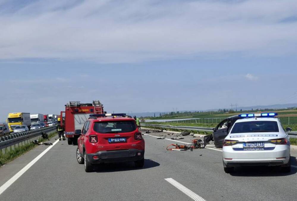 Ušao u kontra smer i zakucao se u vozilo u kom je bila porodica: Prve fotografije stravičnog udesa kod Rume