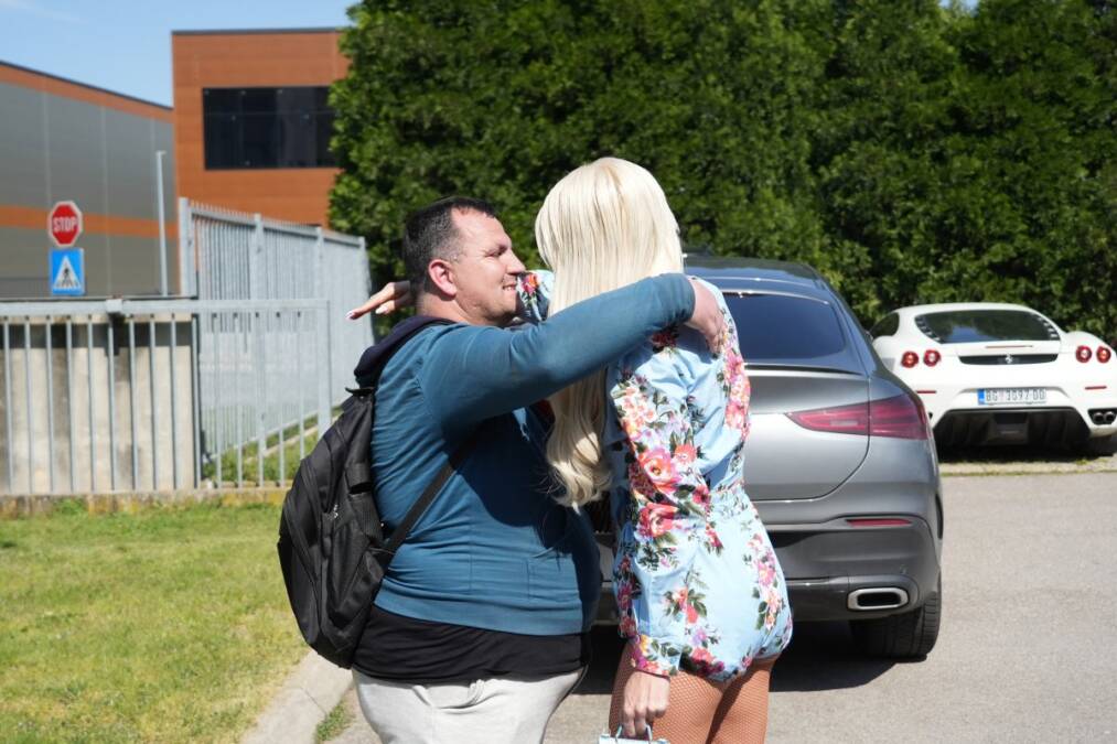 Emotivan susret JK i muškarca koji je čeka 30 godina: Čula njegovu potresnu priču pa mu uplakana pala u zagrljaj