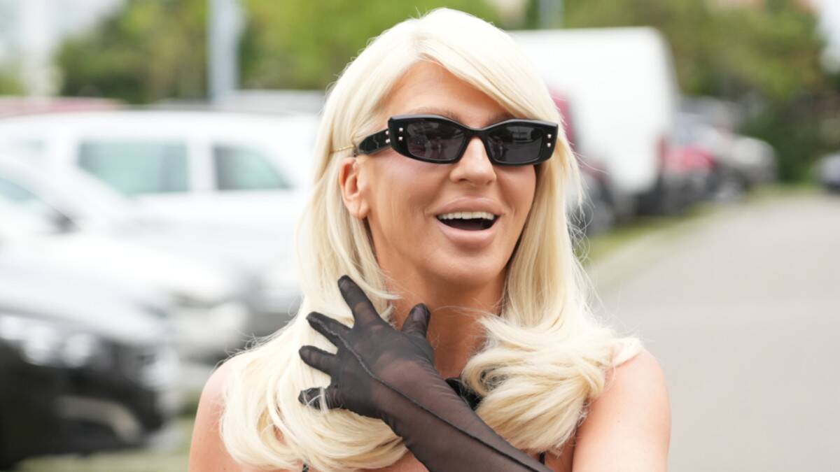 JK u nikad obnaženijem izdanju, Desingerici pala vilica: Na njoj samo crna mreža, rukavice i zvezde na grudima