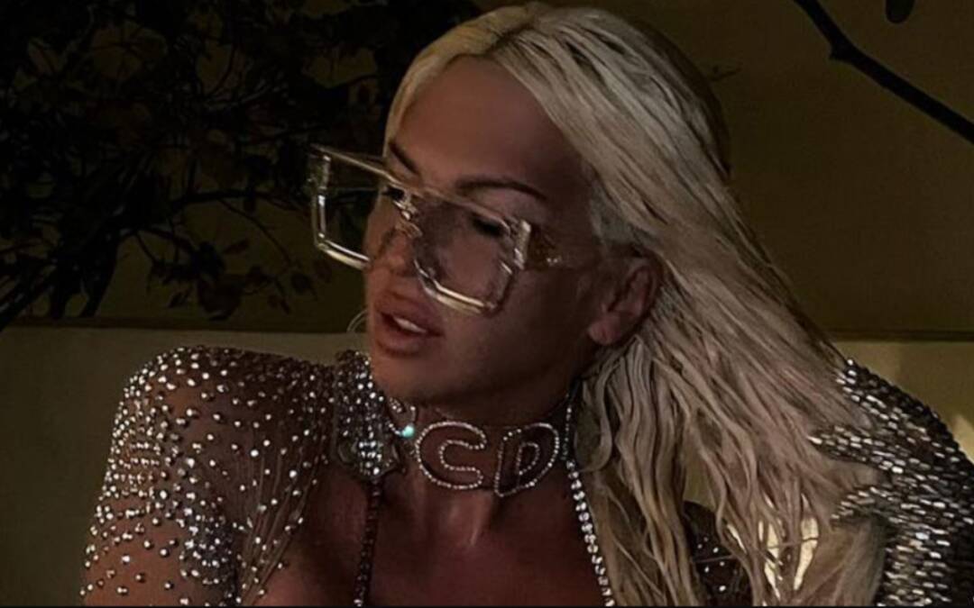 Najprovokativnija izdanja Jelene Karleuše o kojima je brujao region: Tračicama i pištoljima pokrivala nago telo 